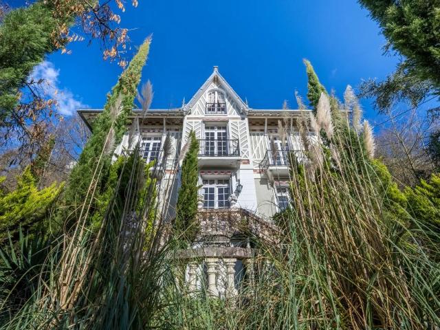 Élégante villa 1907, 9 pièces, face à la Seine