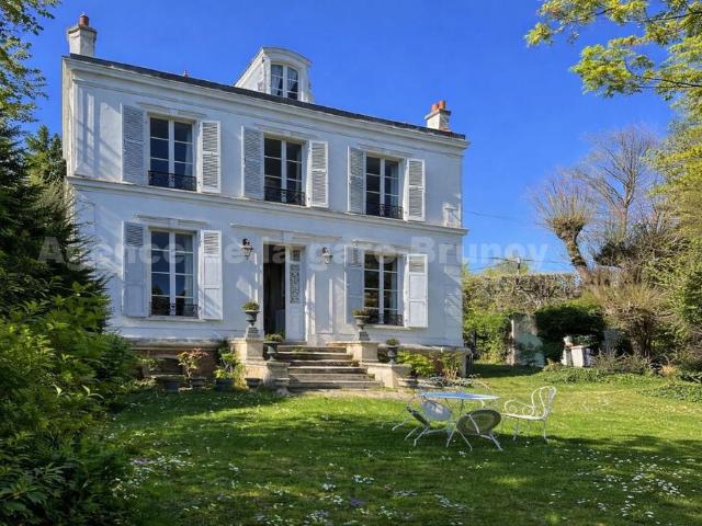 Maison de 9 pièces de luxe en vente à Brunoy, France