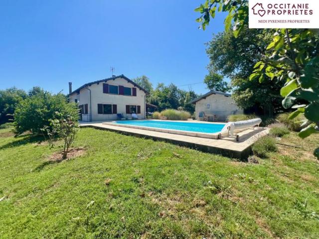 Maison de campagne avec piscine et dépendances