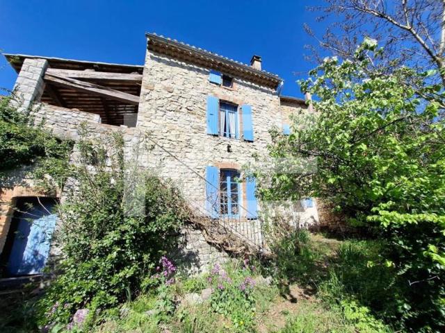 AURELIE WASILKOWSKI DE L'AGENCE REGARD VOUS PROPOSE SUD ARDECHE Belle maison de caractère, dans une région touristique recherchée  l'avantage de cette maison est sa proximité avec les plus beaux villages d'Ardèche. A rénover, elle offre de nombre
