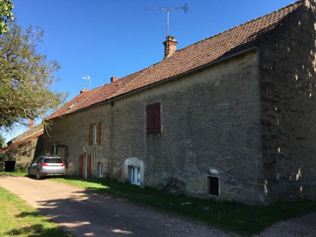 Maison de campagne à Thizy avec cour et jardin 151 200 €
