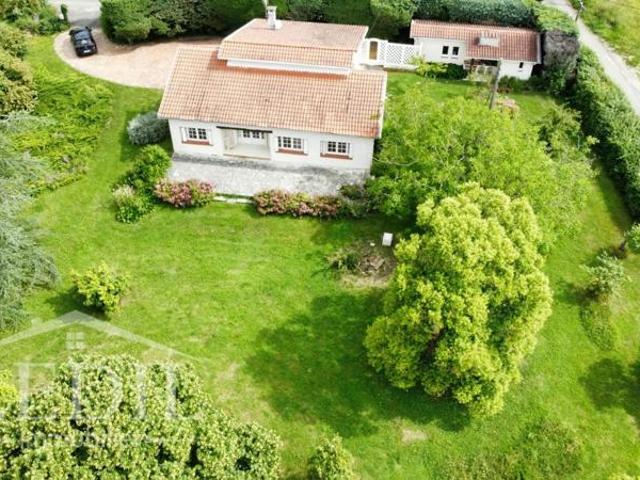 Maison de campagne av garage et grand parc