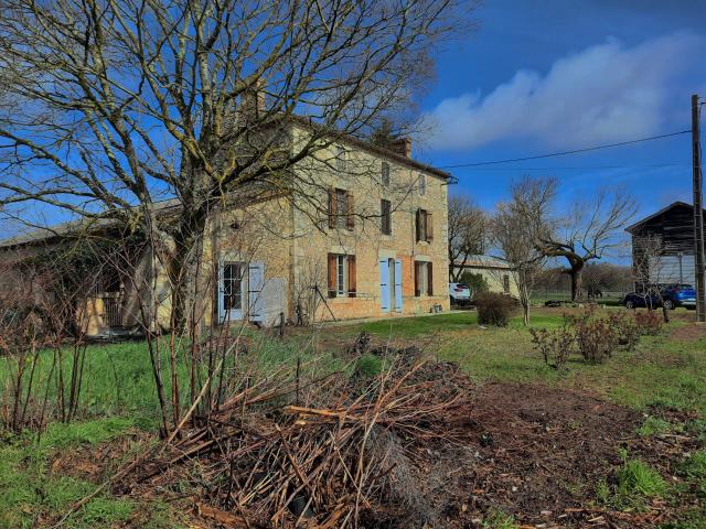 Maison de campagne avec 620 m2 de dépendances sur 1.5 hect 149m² Duras