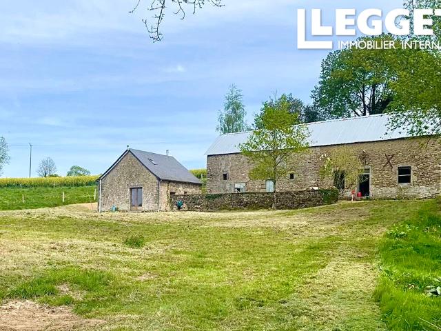 Maison de campagne avec 1 chambre, étang privé, terrain et longère à rénover