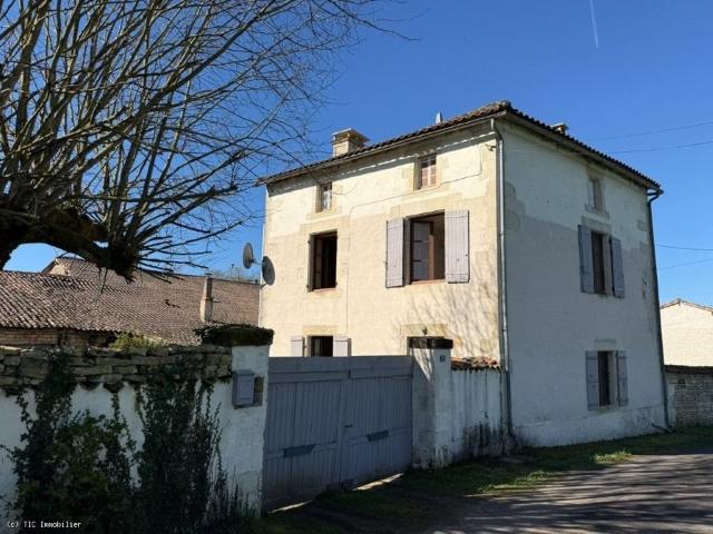 Maison de Campagne Avec 2 Chambres et Jardin Clos De Murs 86m² Villefagnan