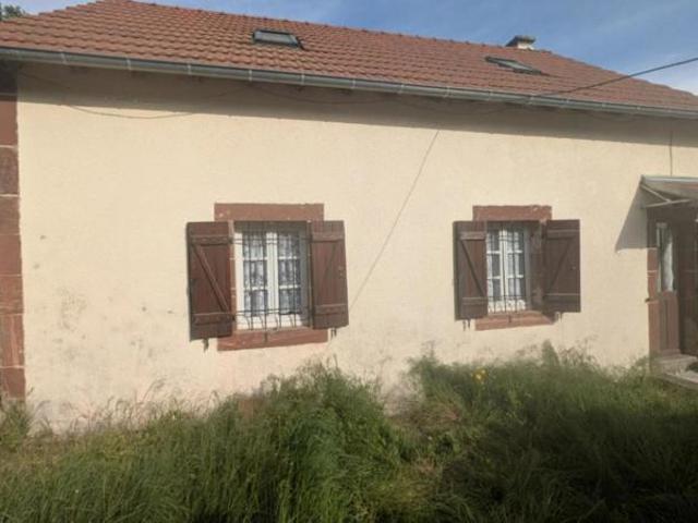 Maison de campagne avec toit récent et dépendances