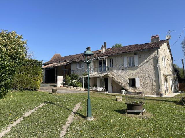 Maison De Campagne Avec Vue Panoramique 155m² Chantérac
