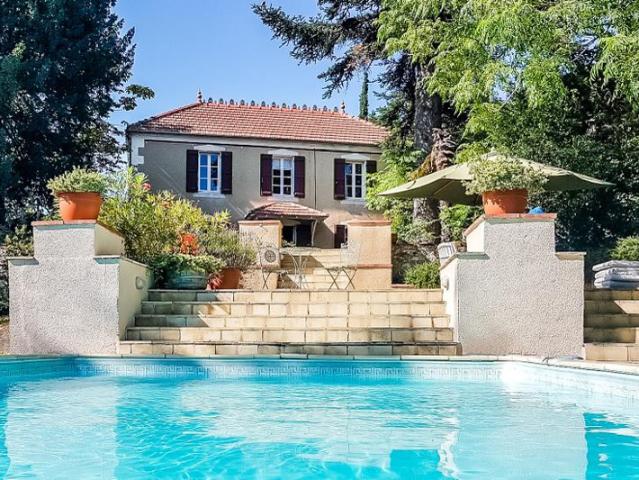 Maison de campagne avec annexe et piscine