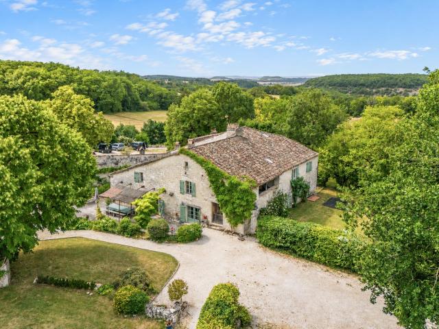 Maison de campagne avec annexe, piscine et terrain avec intérieurs impeccables et de qualité, dans un bel empl