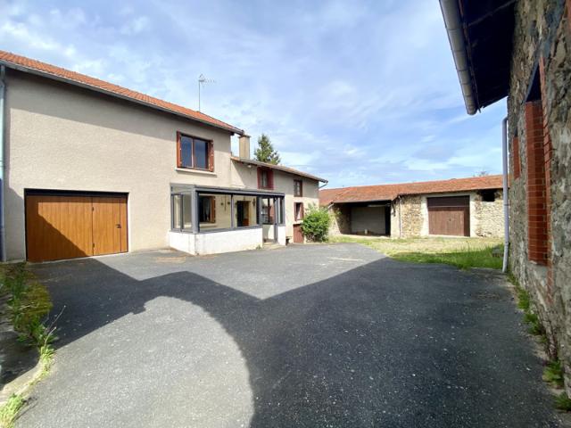 Maison de campagne avec cour intérieure et dépendance