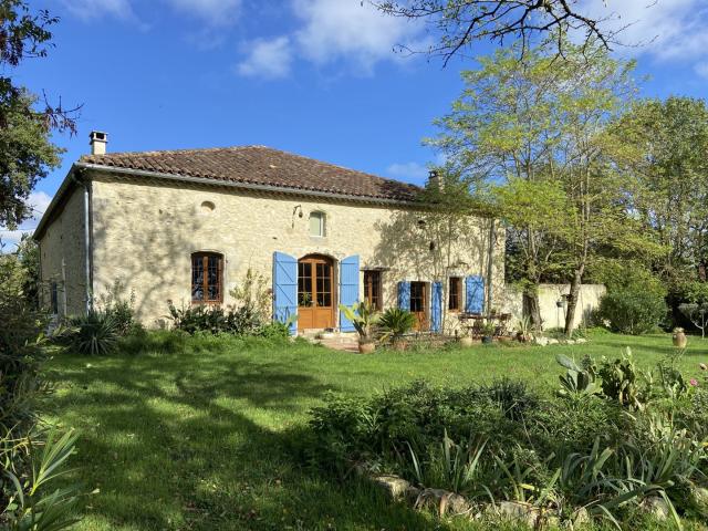 Maison de campagne avec dépendance et vue sur la campagne proche de Montréal du Gers