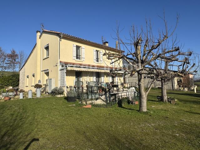 Maison de campagne avec dépendances sur environ 9 000 m2 clos