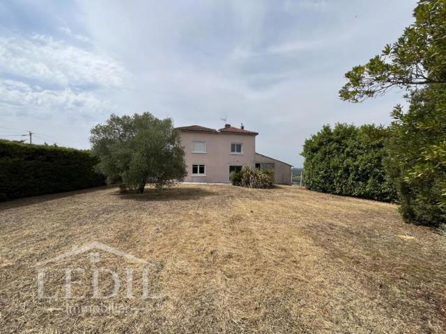 Maison de campagne avec garage et dépendance