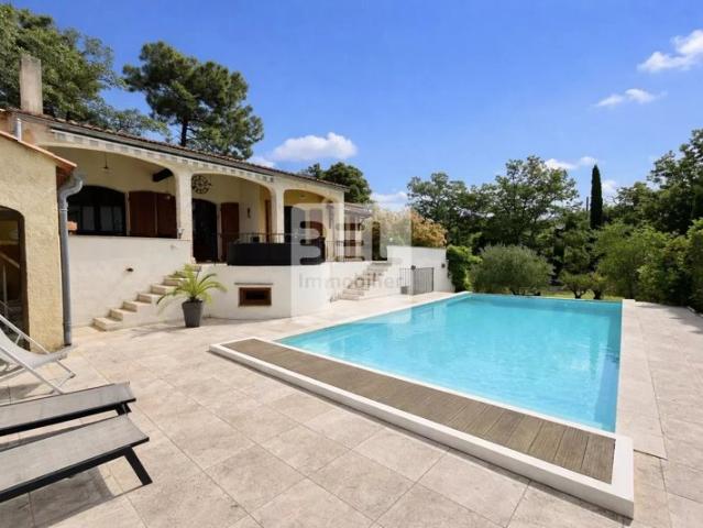 MAISON DE CAMPAGNE AVEC GRAND TERRAIN ET PISCINE A DEBORDEMENT