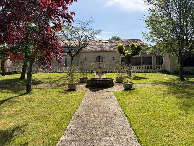 Maison de campagne avec grandes dépendances et piscine intér. 385m² Montpeyroux