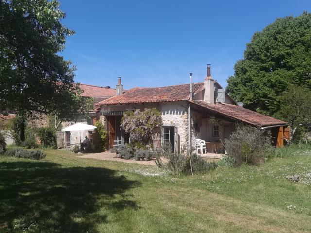 Maison De Campagne Avec Jardin Et Dependances 110m² Nieuil