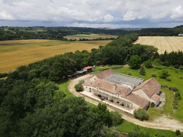 Maison de campagne avec piscine couverte sur 6ha proche de C