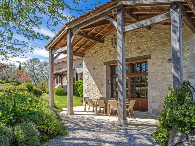 Maison de campagne avec piscine, dépendances, grange, terrai