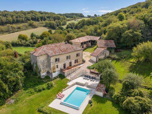 Maison de campagne avec piscine, terrain, gite et granges