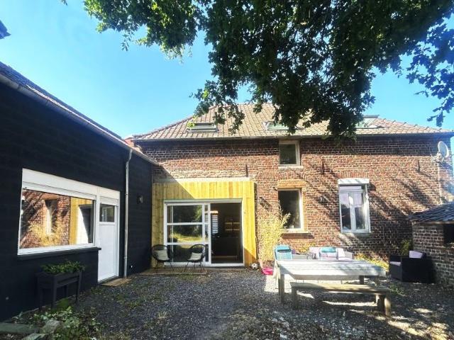 Maison de campagne bénéficiant de beaux volumes bâtie sur 1839m2 avec sa grange attenante à aménager !