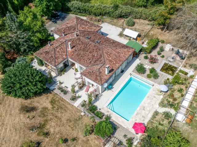 Maison de campagne, garage, piscine, terrain. 169m² Saint Maurin