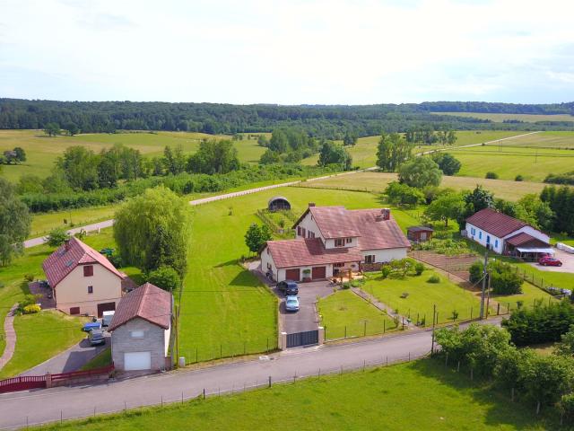 Maison de campagne de 7,5 pièces avec terrain de 1 ha à Mont. 217m² Monthureux sur Saône