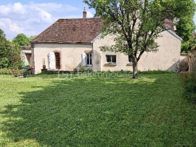 Maison de campagne de caractère 3 pièces jardin de 1237 M2 dans village calme