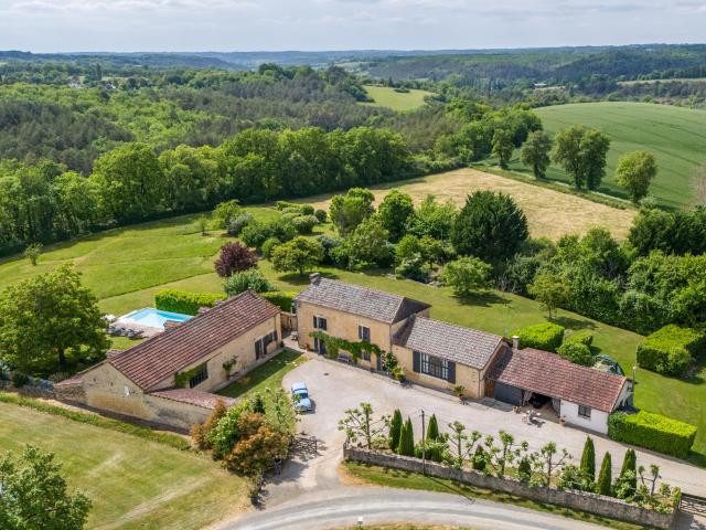 Maison de campagne en pierre avec annexe, piscine et dépendances