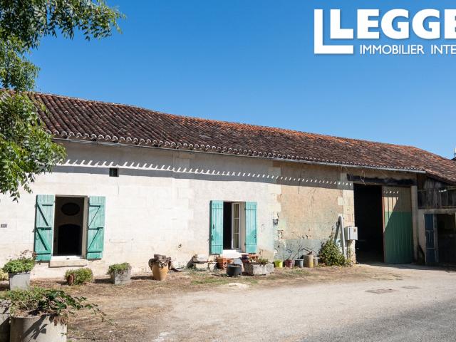 Maison de campagne en plain pied à rénover avec grenier améanageable, grand grange attenante et jardin 1900m²