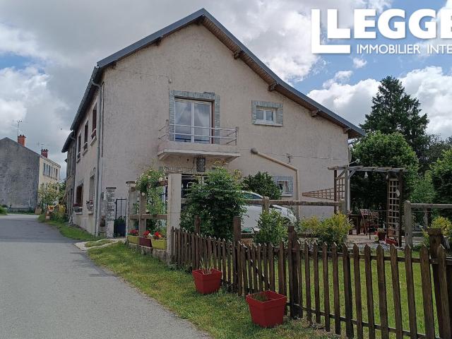 Maison de campagne habitable de 3 chambres avec jardins, située dans un village calme