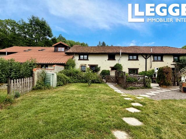 Maison de campagne indépendante: maison, 4 gîtes, piscine et un terrain de plus de 2.9 hectares