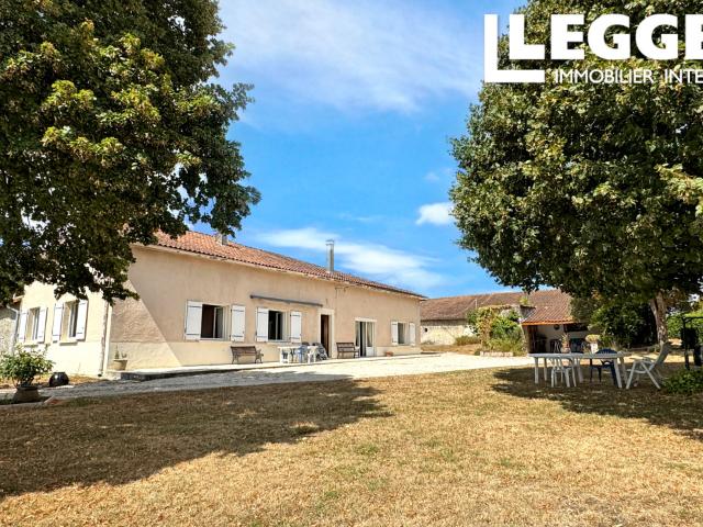 Maison de campagne indépendante avec dépendances, près de Chalais et d'Aubeterre sur Dronne