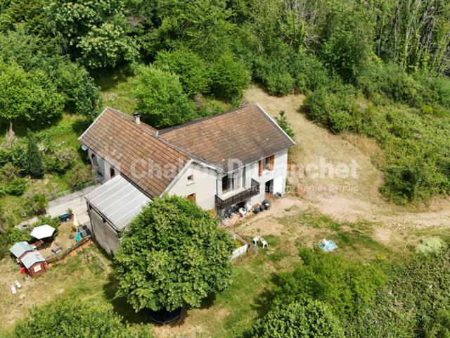 Maison de campagne isolé dans la forêt