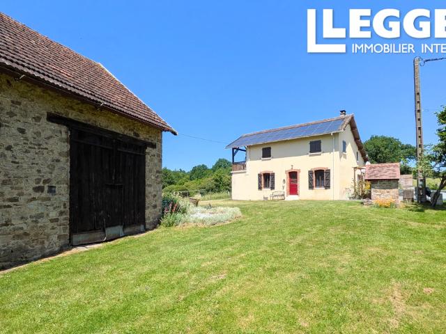 Maison de campagne isolée avec 3 chambres, grange, panneaux solaires et vue dégagée près de Meuzac