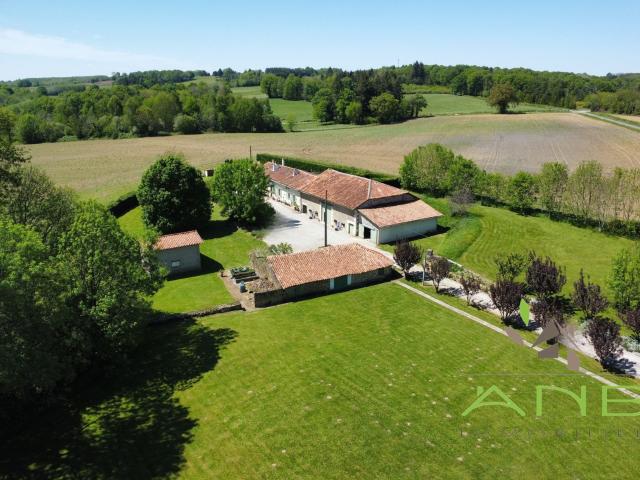 Maison de campagne isolée avec maison d'amis à Rouzède 1622 300m² Rouzède