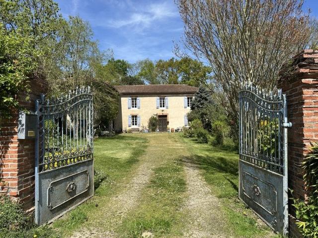 Maison de campagne, isolée, parc arboré, piscine 145m² Guizerix