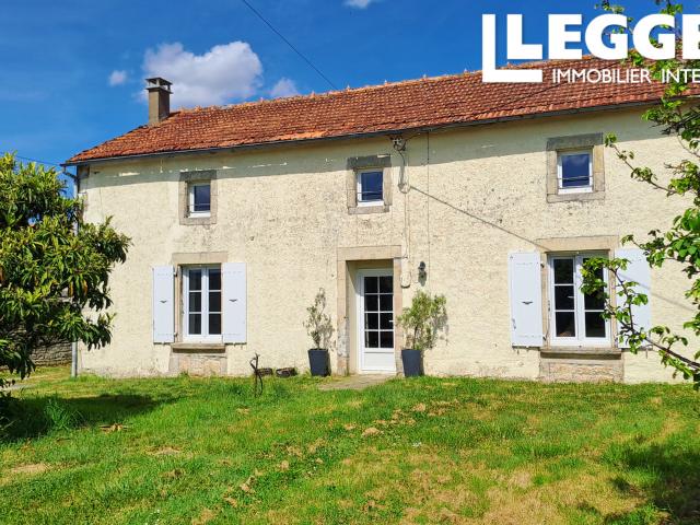 Maison de campagne spacieuse avec grand jardin et nombreuses dépendances proche de Chef Boutonne