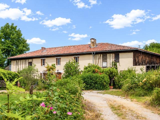 Maison de campagne Superbe emplacement en périphérie du vill. 300m² Charlas
