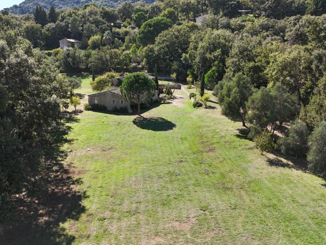 Maison de campagne sur terrain plat
