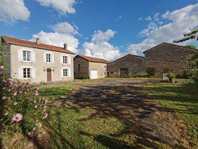 Maison De Campagne Sur 1.06 Ha De Terrain Garage Et Hangar 142m² La Tâche