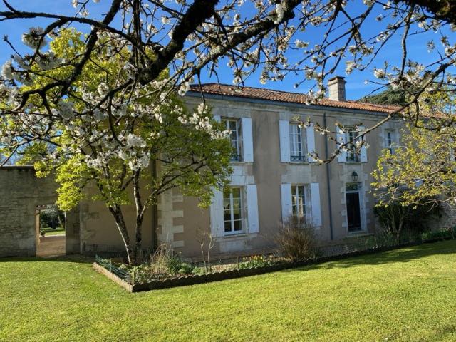 Maison de campagne, parc et grange en parfait état