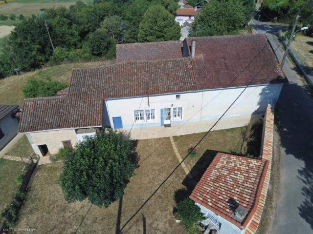 Maison de Campagne Proche Ruffec Avec Grange et Belles Vues