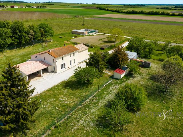Maison de campagne rénovée à Allas Champagne Charente Maritime 7 pièce s 165 m2 Hab. + Dépendances