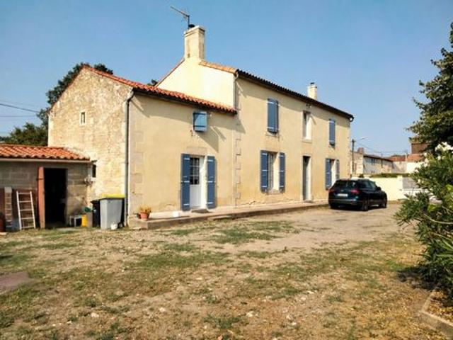 Maison de caractère au calme à BENET 85