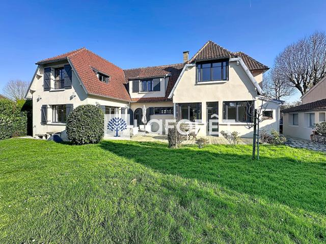 Maison de caractère au centre du village, un lieu rare entre. 272m² Saint Nom la Bretèche