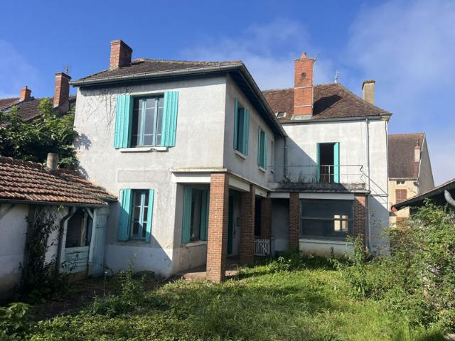 Maison de caractère au centre d'un village avec commerces