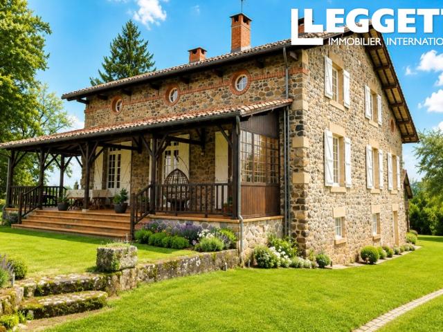 Maison de Caractère au Charme Authentique, 6,65 Acres de Terrain, Vues Remarquables et Gîte à Rénover