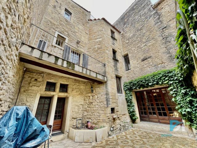 Maison de Caractère au Coeur du Centre Historique de Nézignan