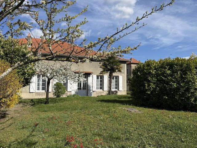 Maison de caractère au coeur d'un village 247m² Belpech