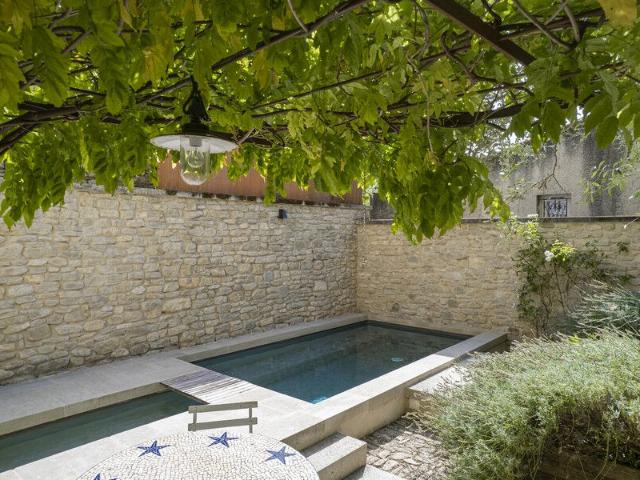 Maison de caractère au coeur de Saignon avec terrasse et vue sur le Luberon